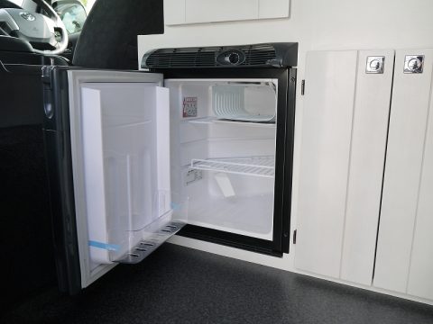 ４型ハイエース　ナッツRV　TypC 横開き冷蔵庫付き